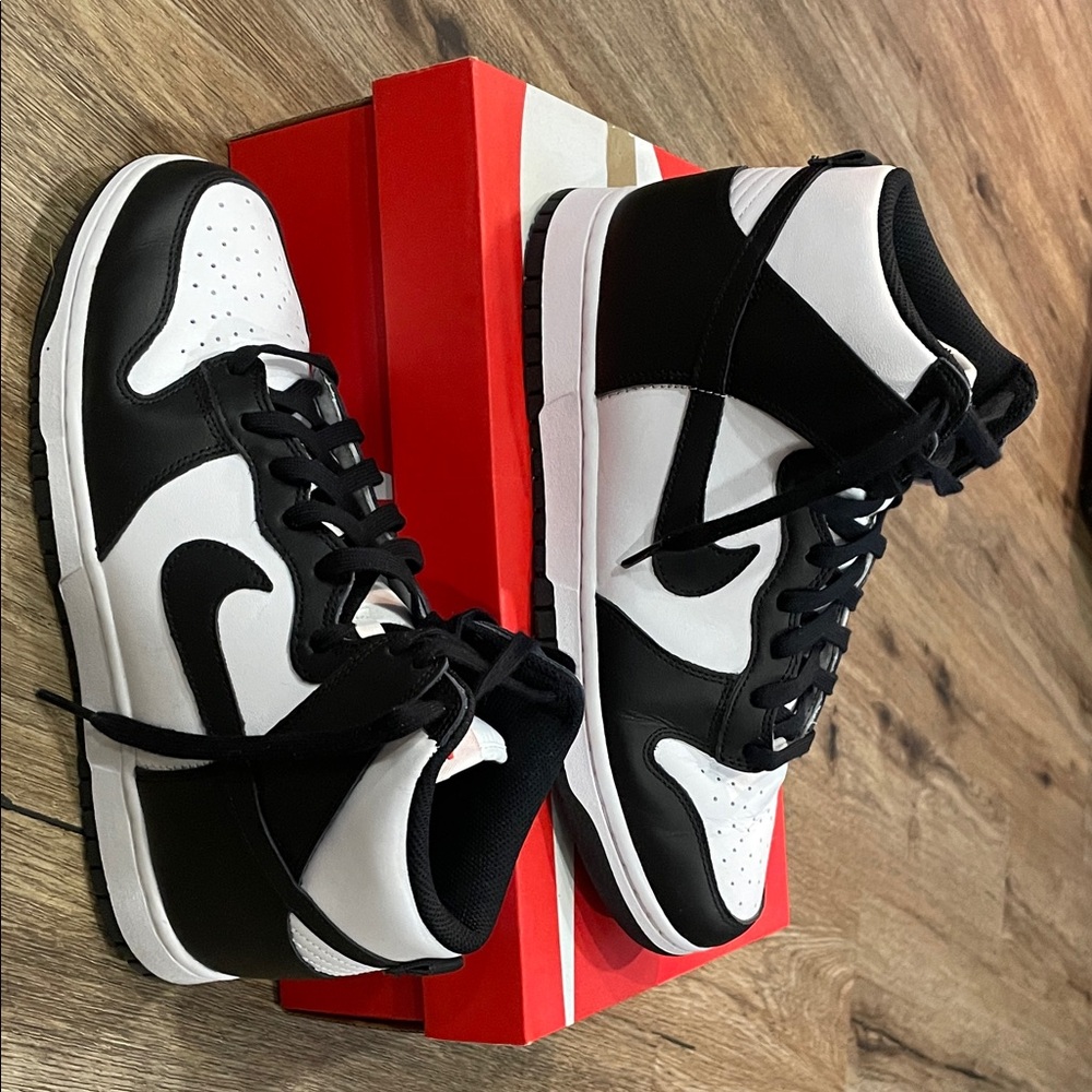 Nike Black and White Athletic Shoes